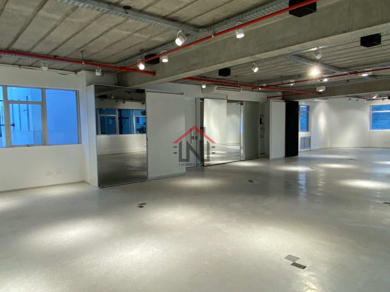 Conjunto Comercial de Alto Padrão na Vila Olímpia, São Paulo-SP: Espaço Ideal para o Sucesso do seu Negócio!