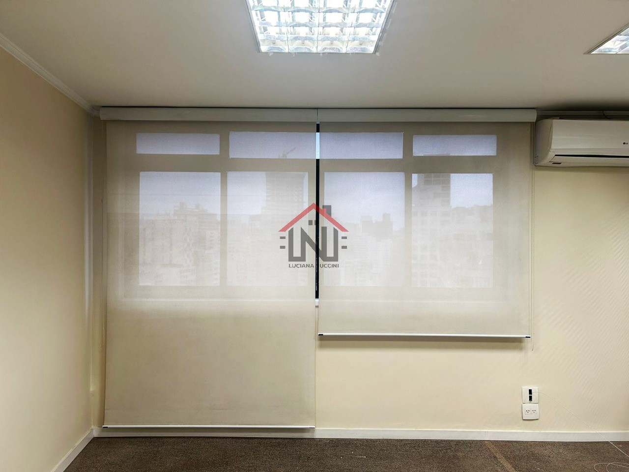 Sala Comercial para Locação no Centro de SP: 1 Sala, 1 Banheiro, 2 Vagas de Garagem, 120m² de Área