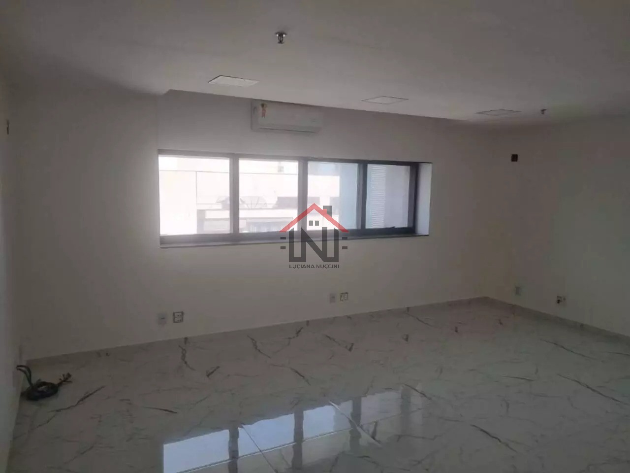 Conjunto comercial à venda ou locação em Indianópolis, São Paulo-SP: 2 banheiros, 1 vaga, 44m². Confira!