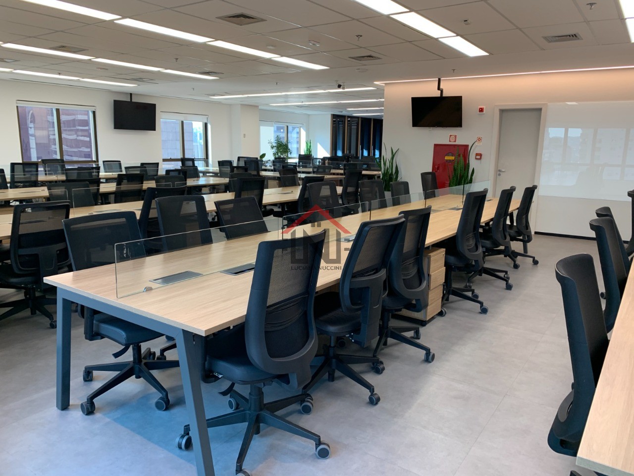 Conjunto Comercial de Alto Padrão para Locação no Jardim Paulistano, São Paulo-SP: 1 Sala, 6 Banheiros, 8 Vagas de Garagem, 335m²!