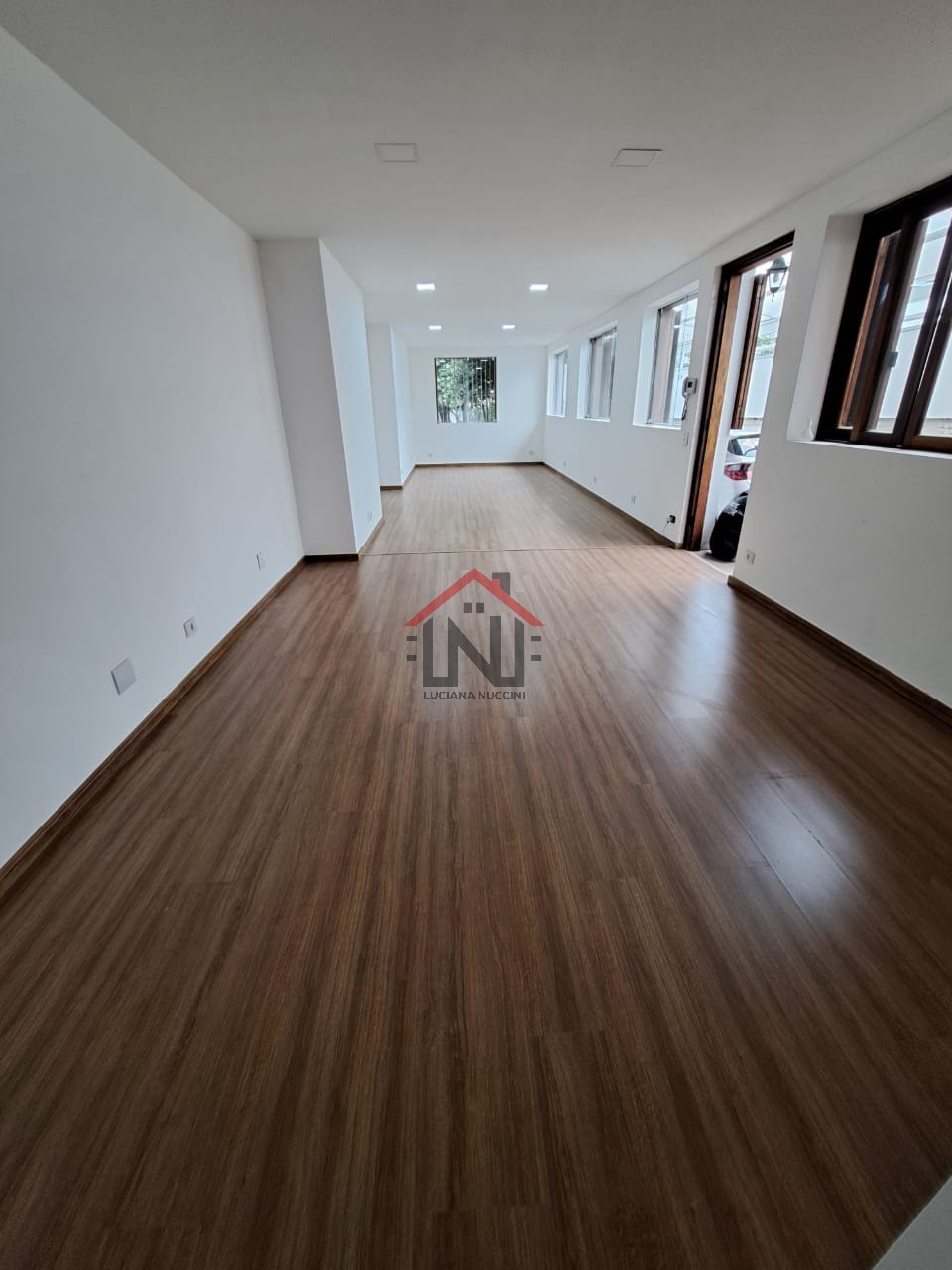 Conjunto Comercial para Locação em Pinheiros, São Paulo-SP: 120m², 2 Banheiros e 5 Vagas de Garagem!