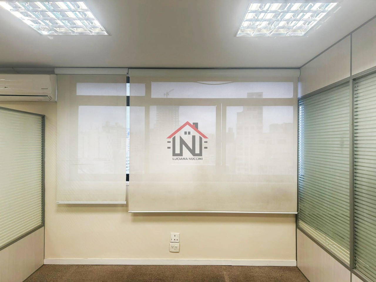 Sala Comercial para Locação no Centro de SP: 1 Sala, 1 Banheiro, 2 Vagas de Garagem, 120m² de Área