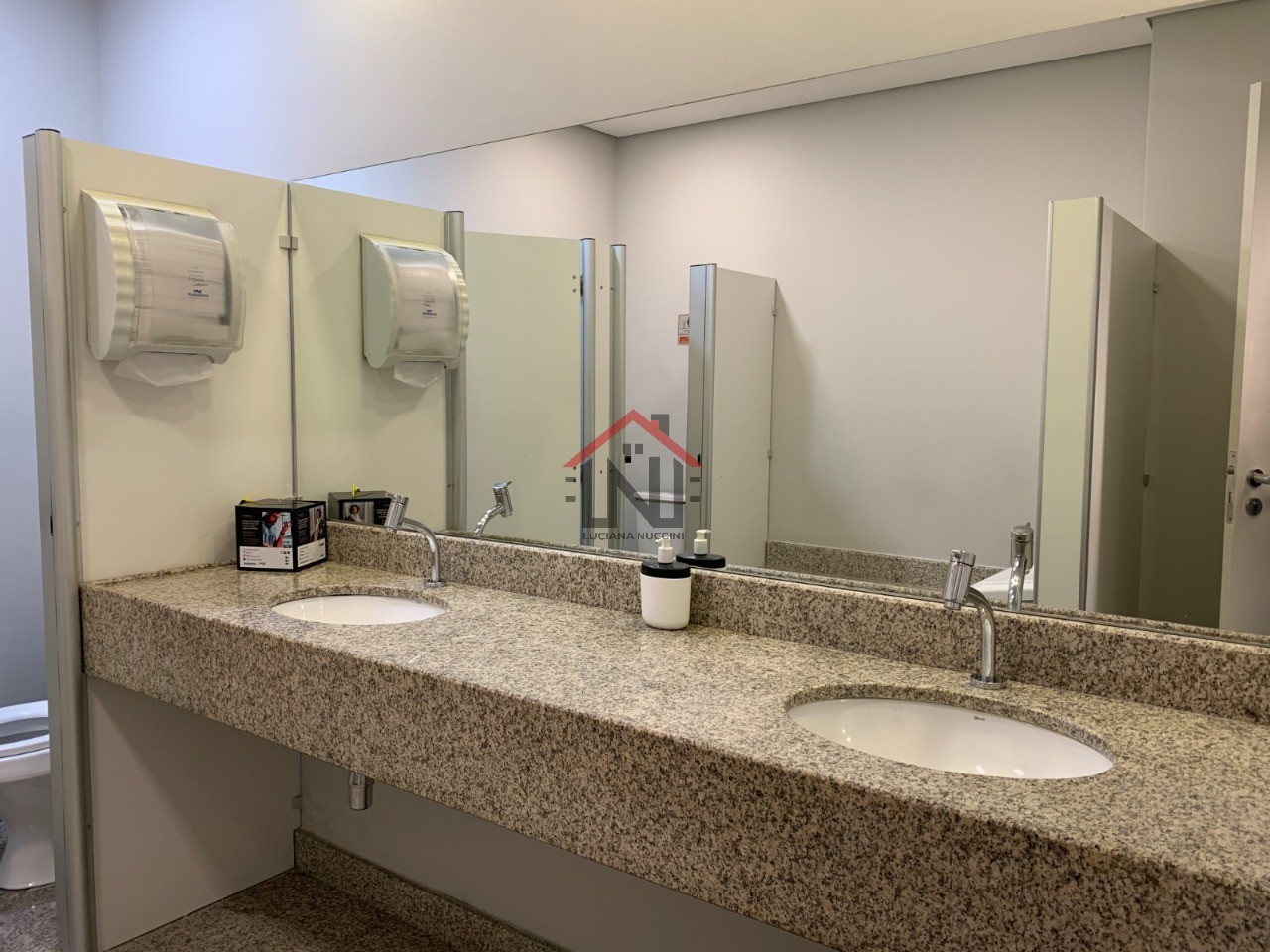 Conjunto Comercial de Alto Padrão para Locação no Jardim Paulistano, São Paulo-SP: 1 Sala, 6 Banheiros, 8 Vagas de Garagem, 335m²!