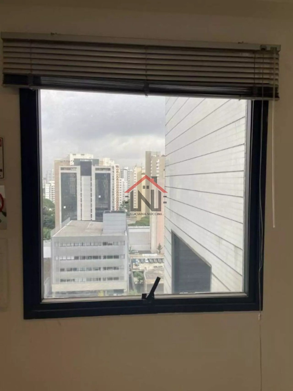 Conjunto Comercial de Alto Padrão à Venda ou Locação em Indianópolis, São Paulo-SP: 2 Salas, 1 Banheiro, 1 Vaga de Garagem, 43m².