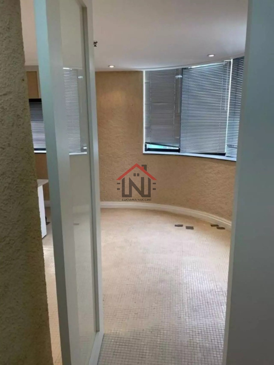 Conjunto Comercial de Alto Padrão à Venda ou Locação em Indianópolis, São Paulo-SP: 2 Salas, 1 Banheiro, 1 Vaga de Garagem, 43m².