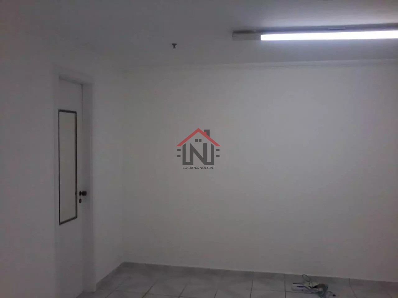 Conjunto Comercial à Venda ou Locação em Indianópolis, São Paulo-SP: 2 Banheiros, 1 Vaga, 37m² de Área!