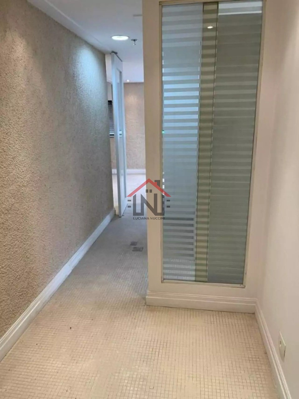 Conjunto Comercial de Alto Padrão à Venda ou Locação em Indianópolis, São Paulo-SP: 2 Salas, 1 Banheiro, 1 Vaga de Garagem, 43m².