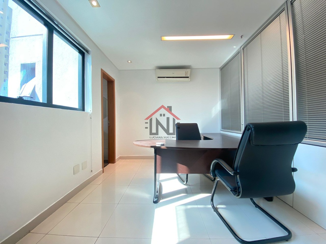 Conjunto Comercial para Locação na Vila Uberabinha em São Paulo-SP: 4 Salas, 1 Banheiro, 2 Vagas de Garagem, 63 m²!