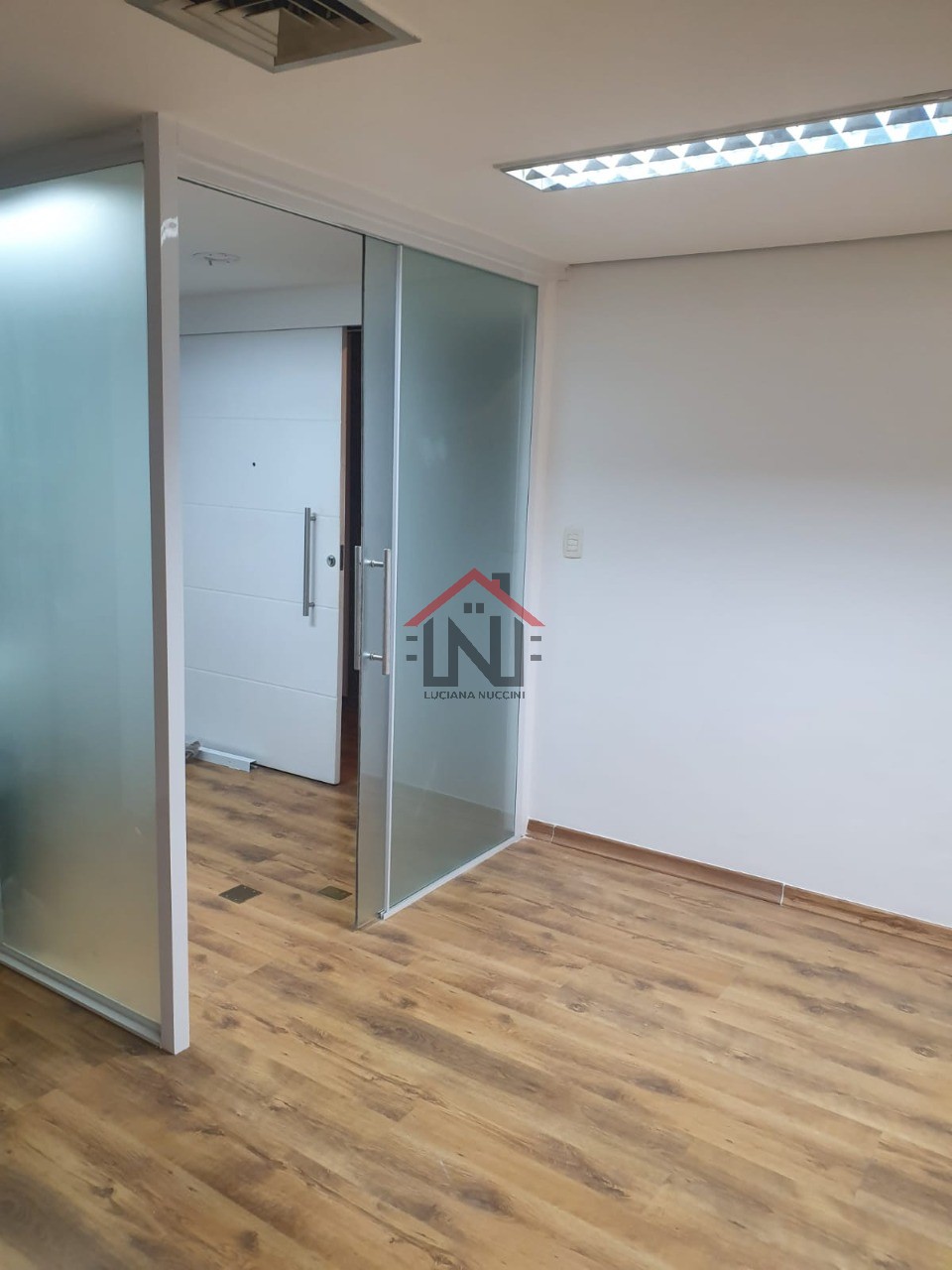 Excelente oportunidade de locação de conjunto comercial no Itaim Bibi, São Paulo-SP: 1 sala, 1 banheiro, 3 vagas de garagem, 1,00 m².