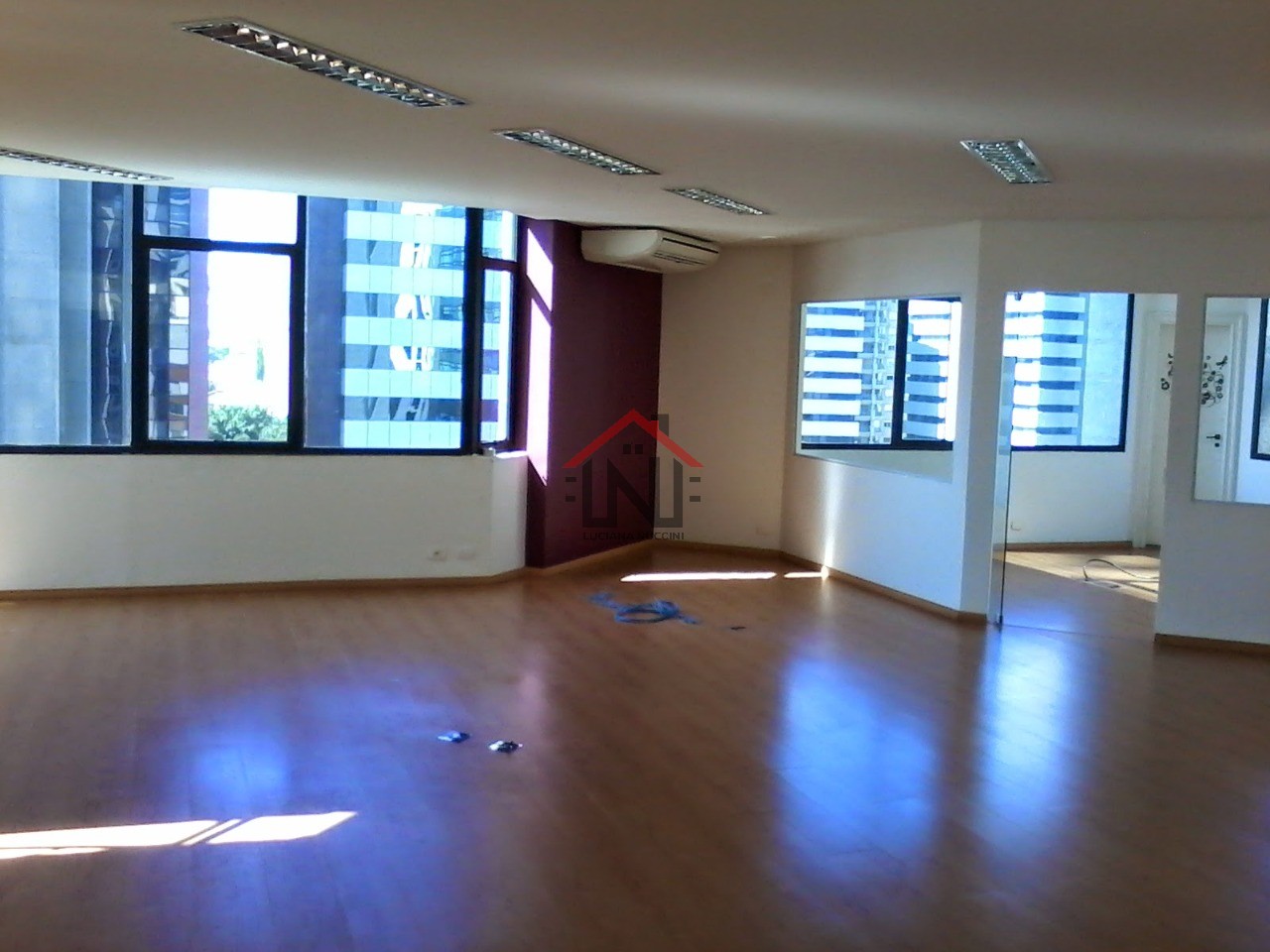 Conjunto Comercial de Alto Padrão para Locação em São Paulo-SP, Cidade Monções: 1 Sala, 1 Banheiro, 2 Vagas, 139,57 m²Área.