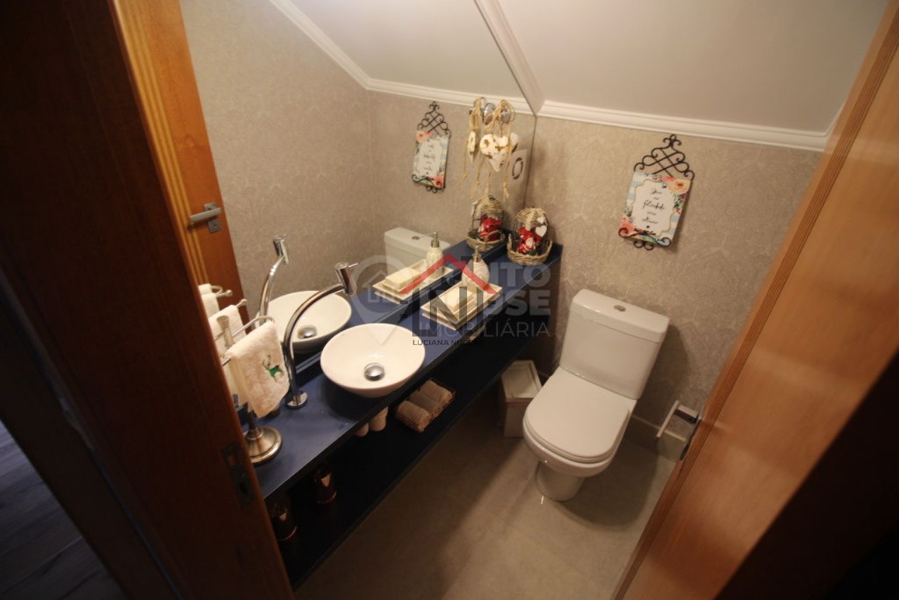 Casa de Luxo na Saúde, São Paulo-SP: 3 quartos, 3 suítes, 1 sala, 4 banheiros, 2 vagas, 160m² de área. Venha conferir!