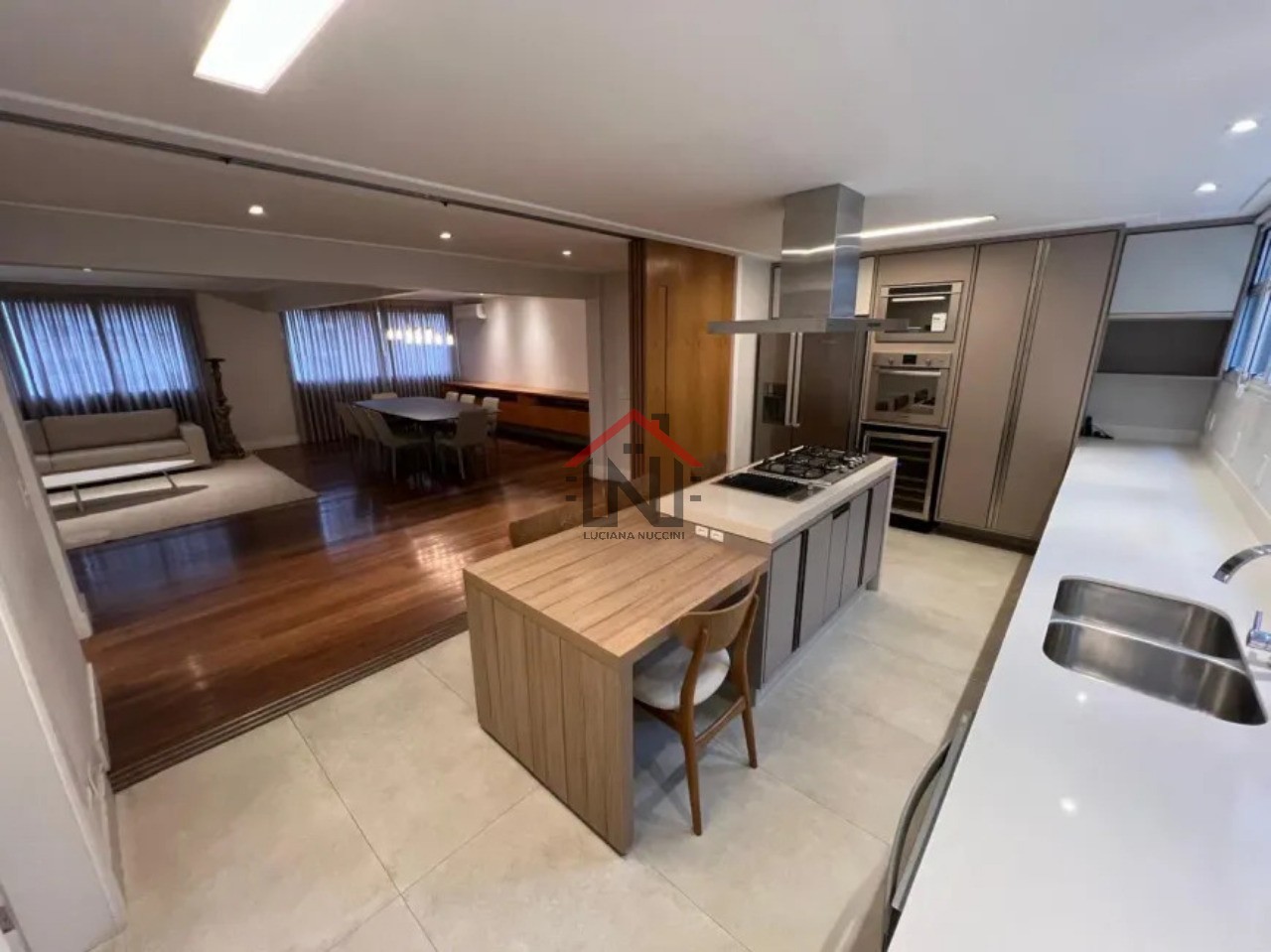 Excelente apartamento de 2 quartos, 1 suíte, 2 salas e 4 banheiros no Itaim Bibi, São Paulo-SP 175m² e 2 vagas de garagem
