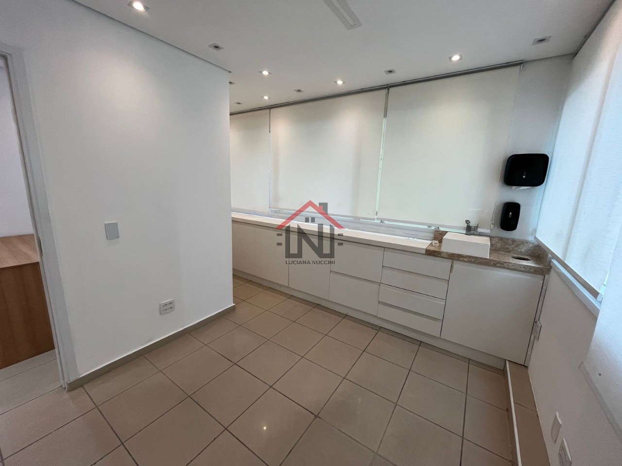 Conjunto Comercial de Alto Padrão na Bela Vista - 3 Salas, 2 Banheiros, 1 Vaga, 41 m² - São Paulo-SP