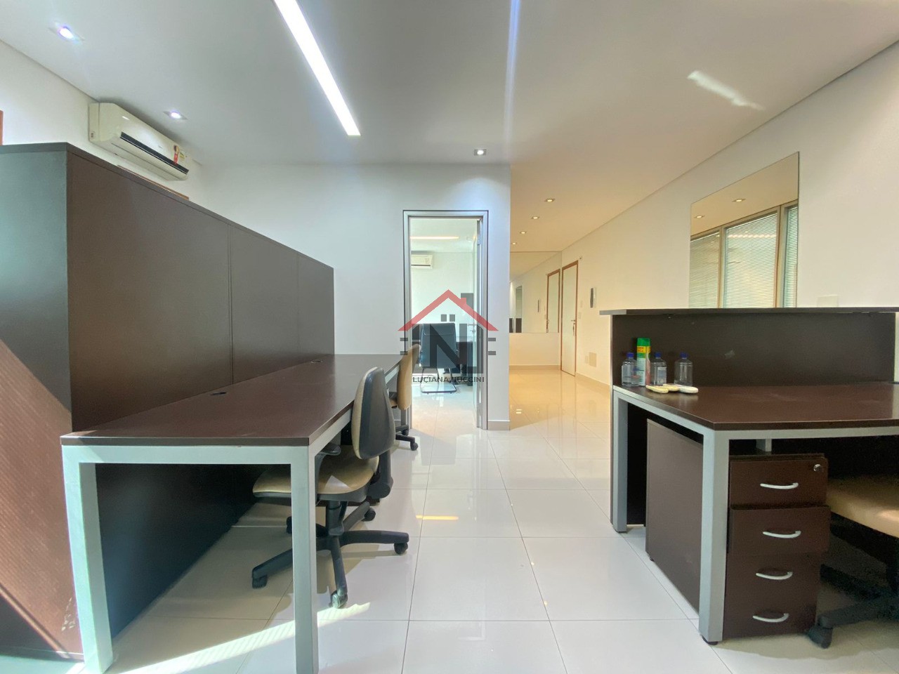 Conjunto Comercial para Locação na Vila Uberabinha em São Paulo-SP: 4 Salas, 1 Banheiro, 2 Vagas de Garagem, 63 m²!