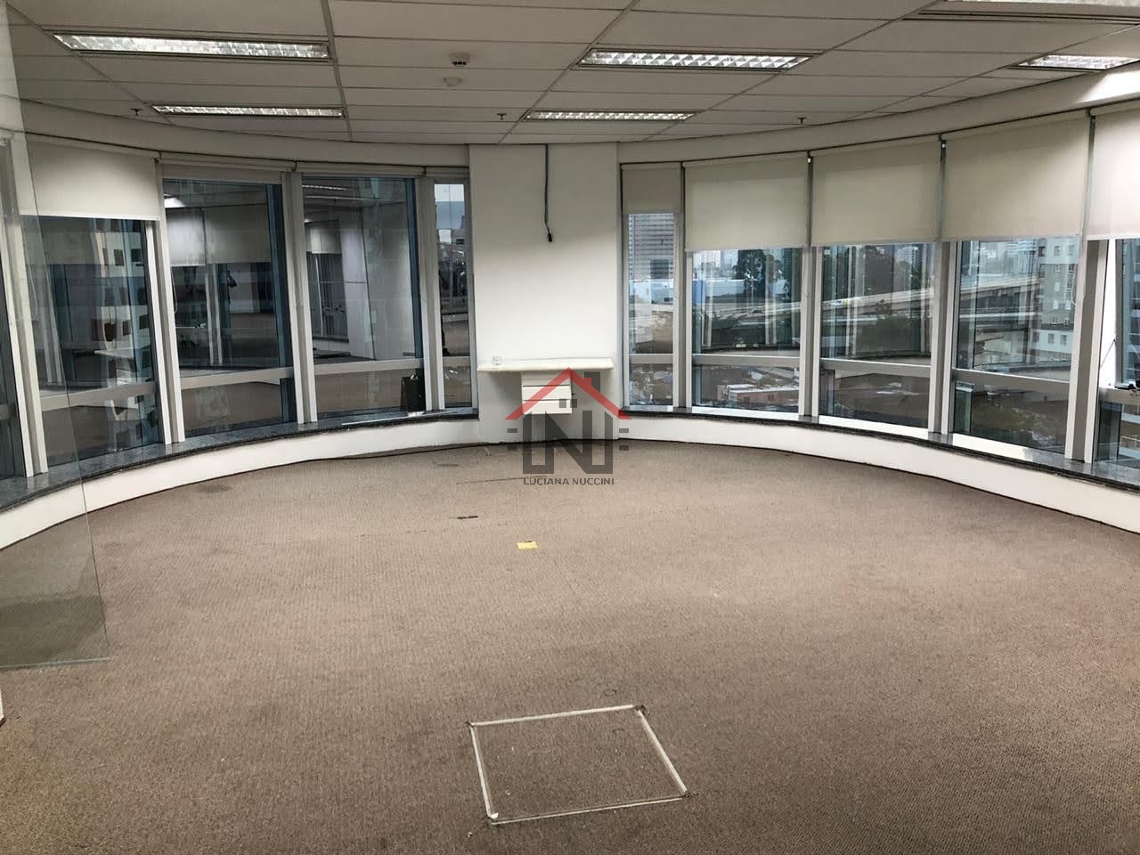 Conjunto Comercial para Locação na Cidade Monções, São Paulo-SP: 1 Sala, 1 Banheiro, 10 Vagas de Garagem, 330,73m².