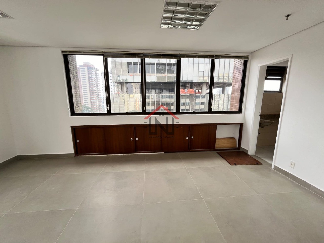 Conjunto Comercial de Alto Padrão no Campo Belo, São Paulo-SP: 2 Salas, 4 Banheiros, 2 Vagas de Garagem!
