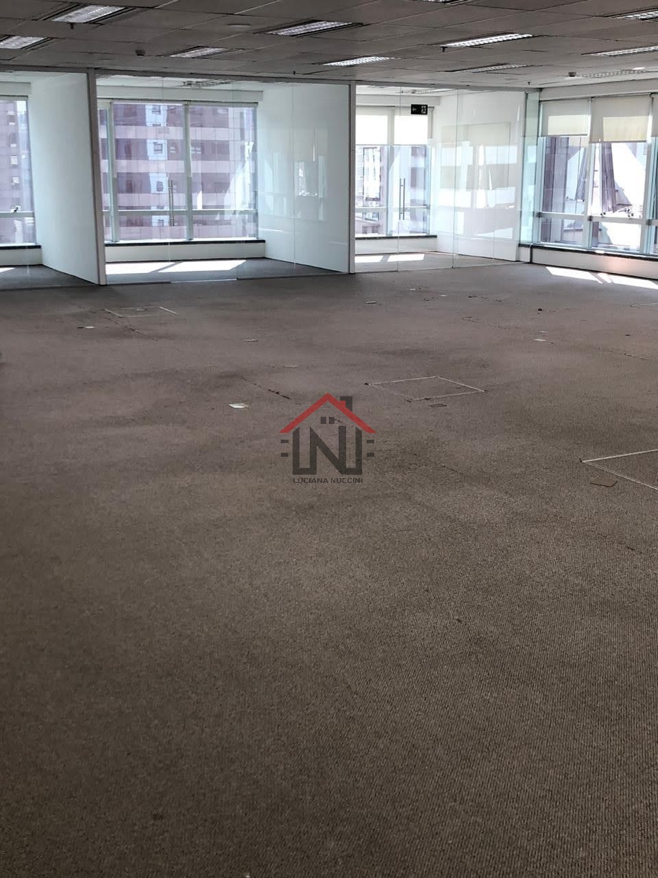 Conjunto Comercial para Locação na Cidade Monções, São Paulo-SP: 1 Sala, 1 Banheiro, 10 Vagas de Garagem, 330,73m².