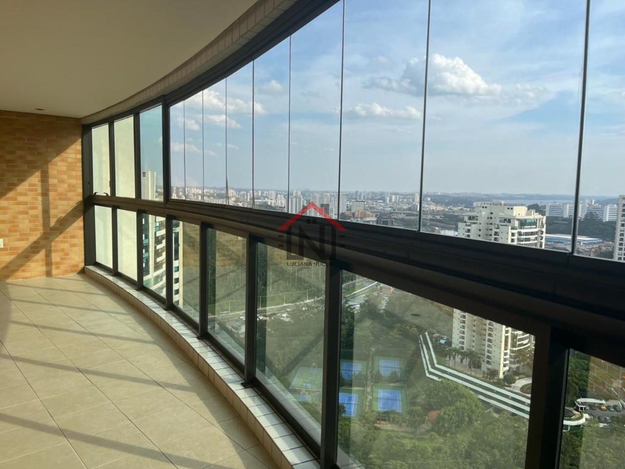 Imperdível oportunidade: apartamento de alto padrão com 3 su