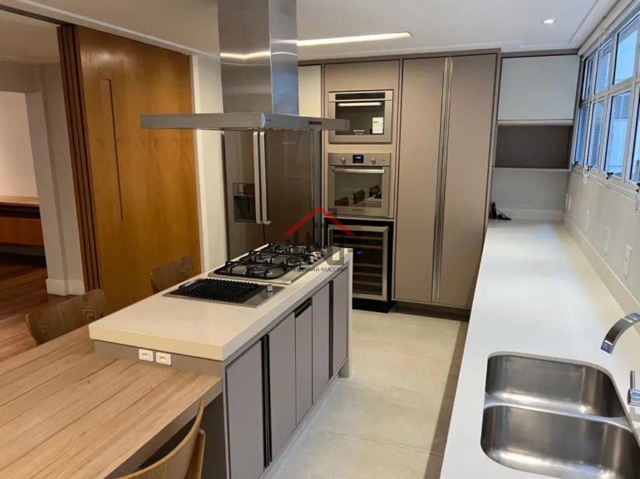 Excelente apartamento de 2 quartos, 1 suíte, 2 salas e 4 banheiros no Itaim Bibi, São Paulo-SP 175m² e 2 vagas de garagem