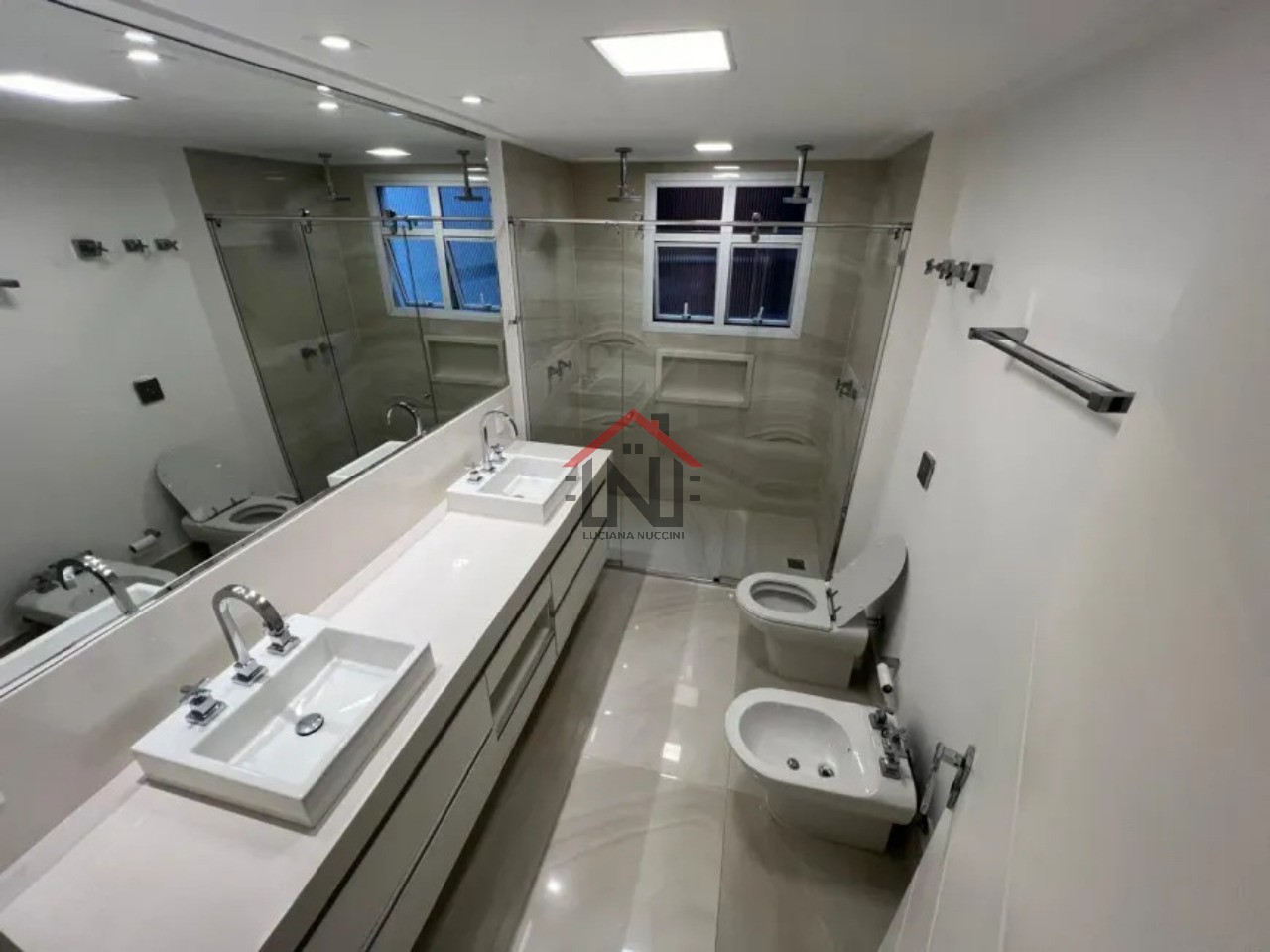 Excelente apartamento de 2 quartos, 1 suíte, 2 salas e 4 banheiros no Itaim Bibi, São Paulo-SP 175m² e 2 vagas de garagem