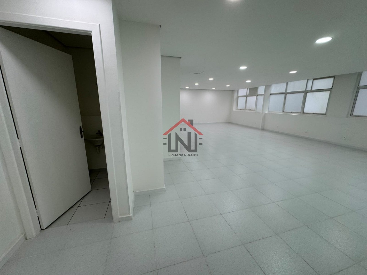 Conjunto Comercial de Alto Padrão na Bela Vista: 6 salas, 5 banheiros, 2 vagas de garagem, 195m² - São Paulo-SP.