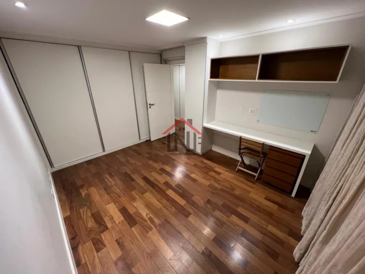 Excelente apartamento de 2 quartos, 1 suíte, 2 salas e 4 banheiros no Itaim Bibi, São Paulo-SP 175m² e 2 vagas de garagem