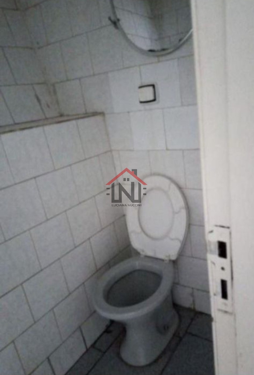 Galpão Comercial de Alto Padrão na Liberdade, São Paulo-SP: 1 Sala, 4 Banheiros, 206m² de Área!