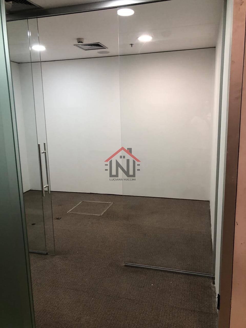 Conjunto Comercial para Locação na Cidade Monções, São Paulo-SP: 1 Sala, 1 Banheiro, 10 Vagas de Garagem, 330,73m².