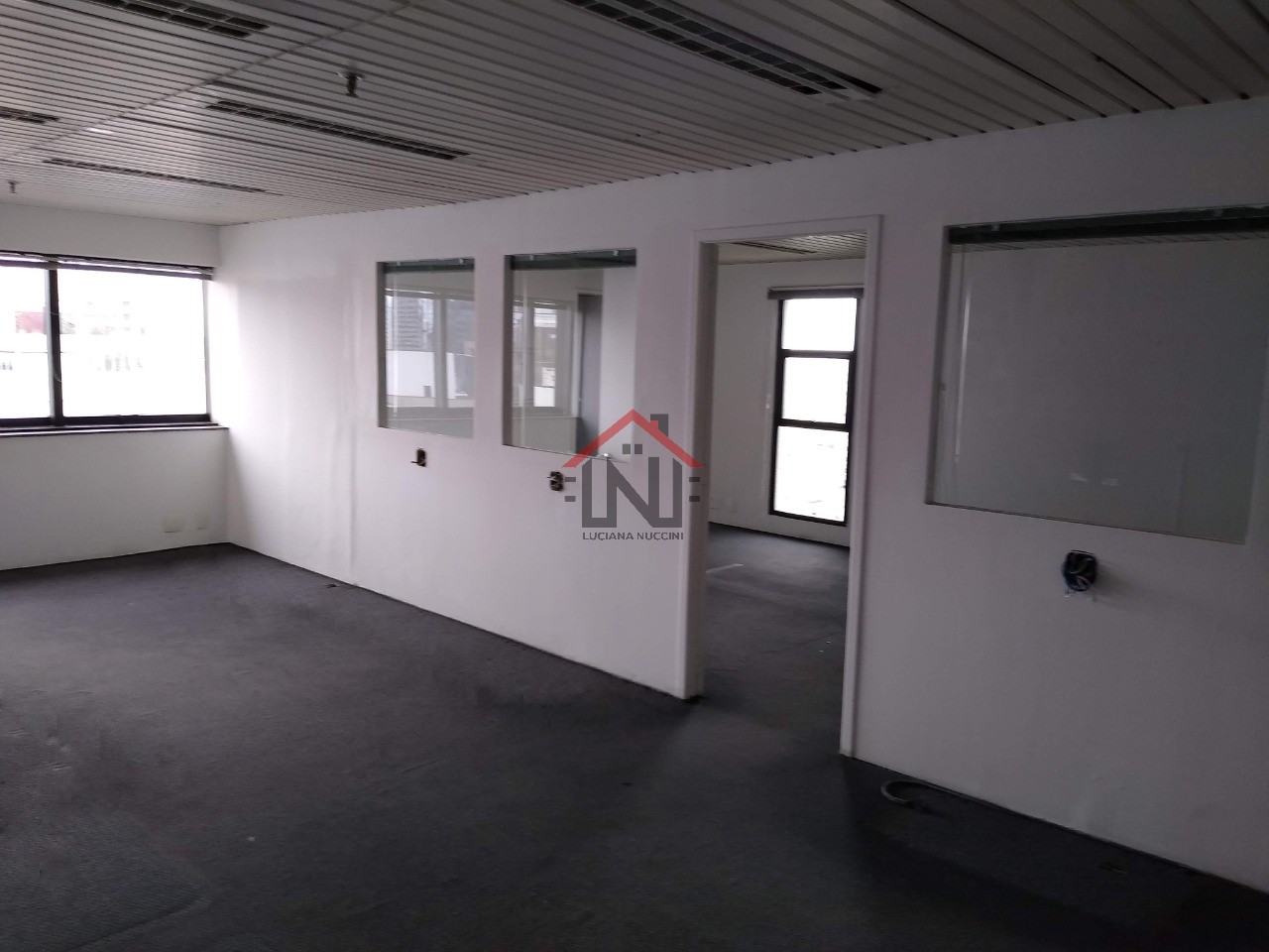 Conjunto Comercial de Alto Padrão no Jardim Paulista, São Paulo-SP: 1 Sala, 3 Banheiros, 2 Vagas, 137m². Venha Conferir!
