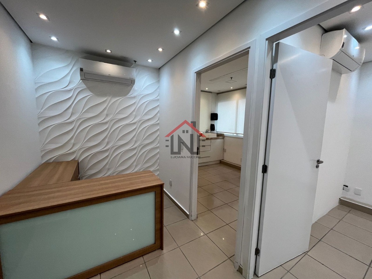 Conjunto Comercial de Alto Padrão na Bela Vista - 3 Salas, 2 Banheiros, 1 Vaga, 41 m² - São Paulo-SP