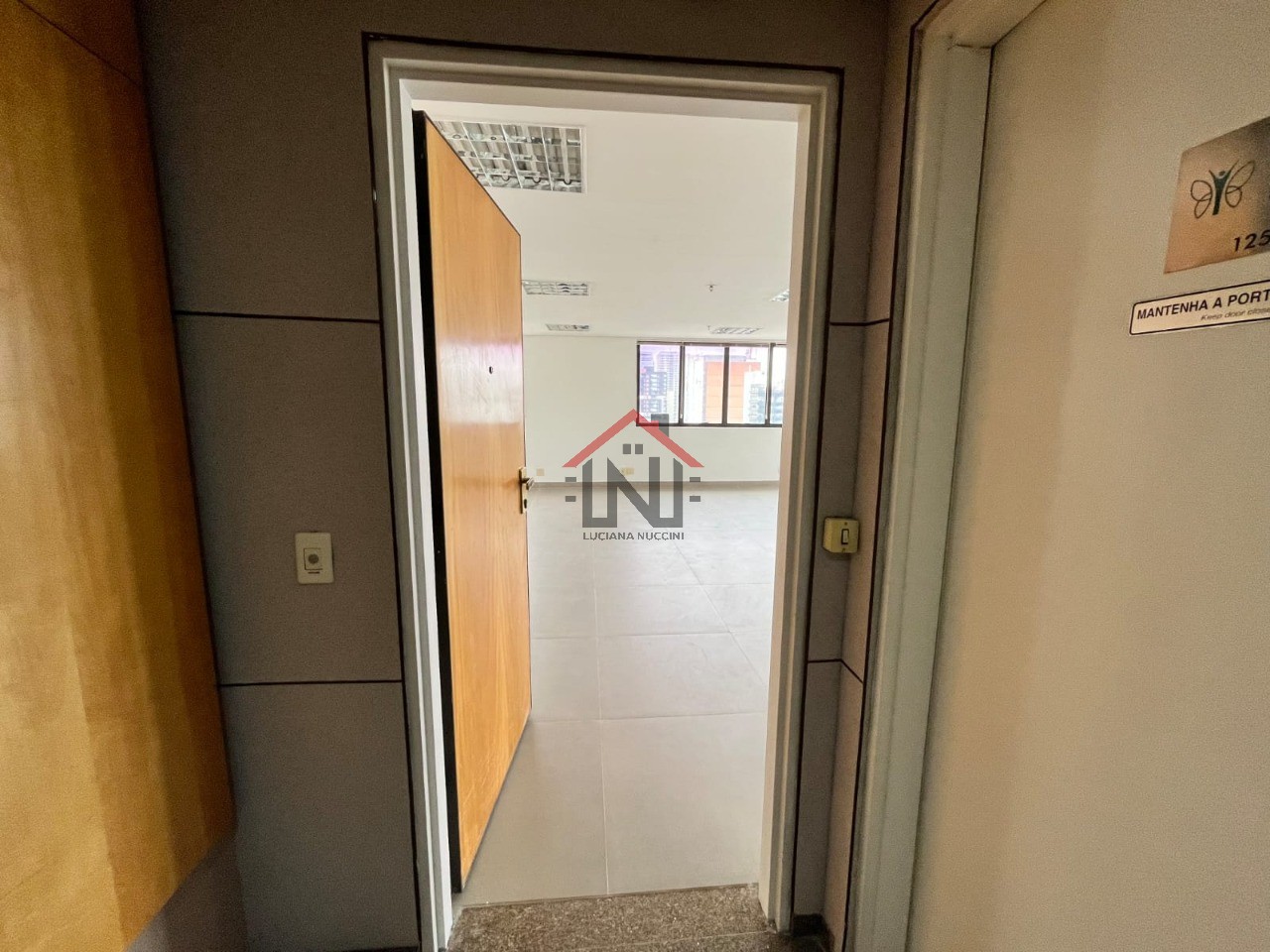 Conjunto Comercial de Alto Padrão no Campo Belo, São Paulo-SP: 2 Salas, 4 Banheiros, 2 Vagas de Garagem!