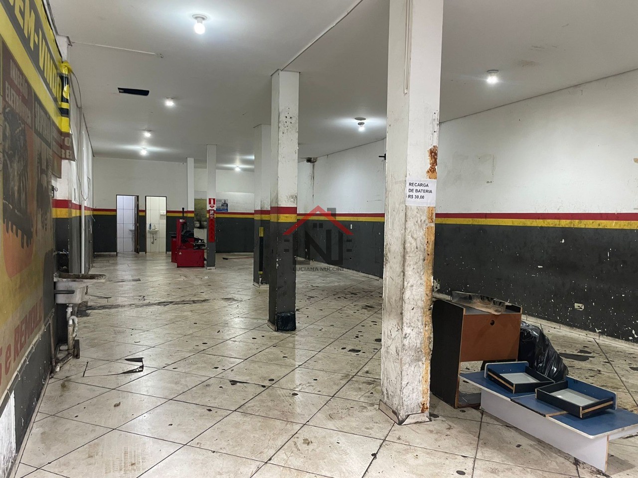Salão Comercial de Alto Padrão para Locação em São Paulo - Bairro Socorro 160m², 1 Sala, 2 Banheiros, 4 Vagas de Garagem