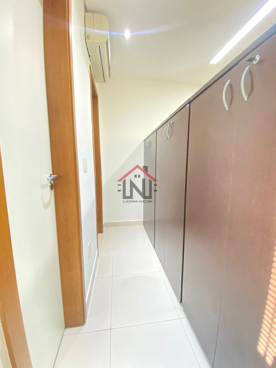 Conjunto Comercial para Locação na Vila Uberabinha em São Paulo-SP: 4 Salas, 1 Banheiro, 2 Vagas de Garagem, 63 m²!