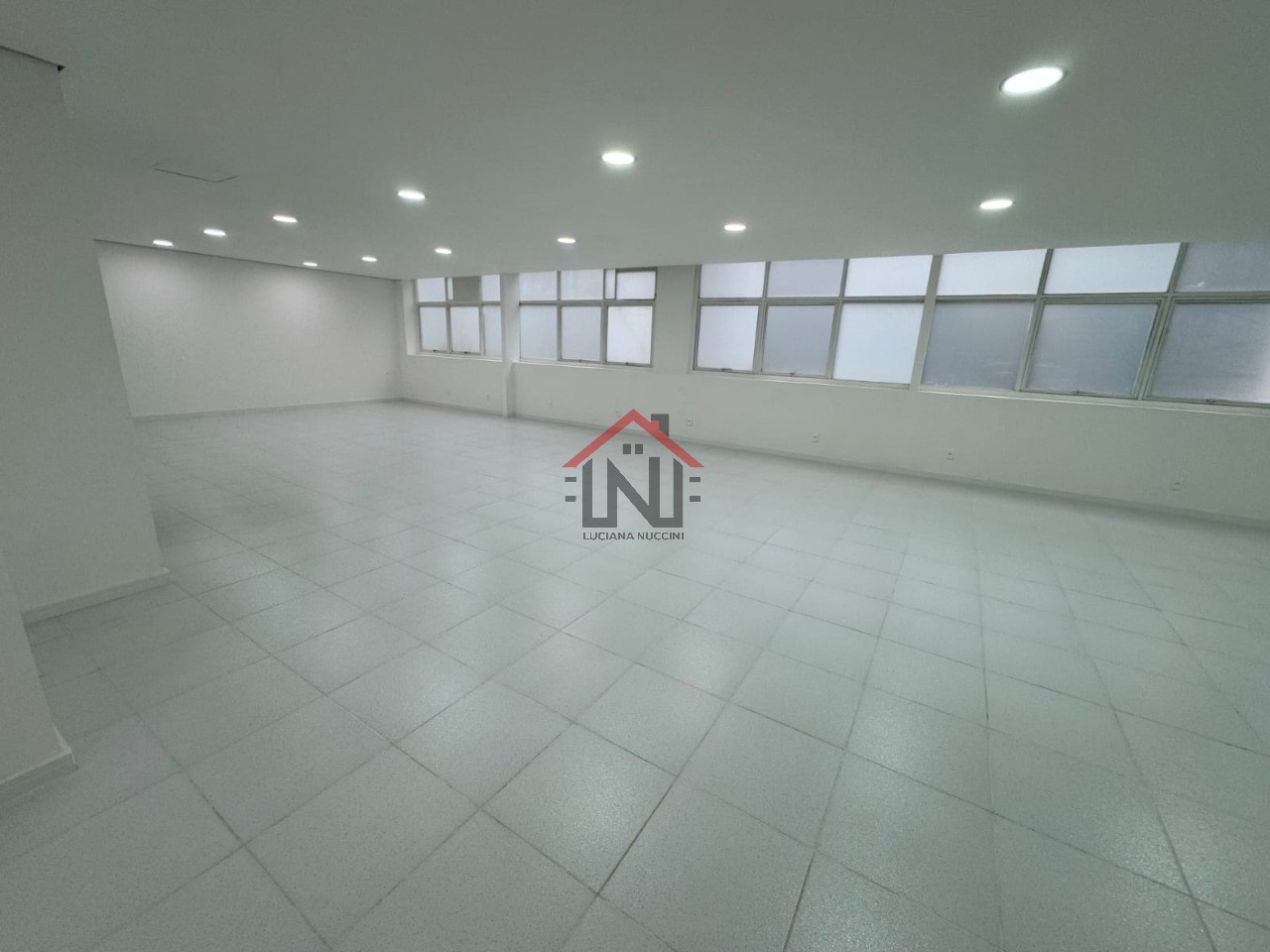 Conjunto Comercial de Alto Padrão na Bela Vista: 6 salas, 5 banheiros, 2 vagas de garagem, 195m² - São Paulo-SP.