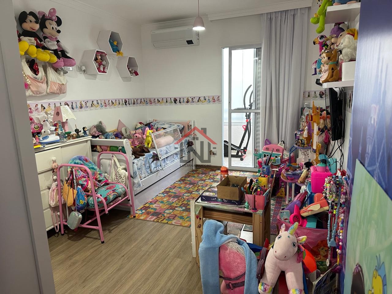 Imperdível! Casa à venda em São Paulo - Vila Moinho Velho com 3 quartos, 1 sala, 3 banheiros e garagem. Venha conhecer!