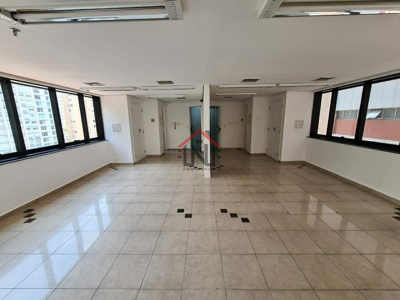 Conjunto Comercial de Alto Padrão para Locação no Jardim Paulista, São Paulo-SP: 1 Sala, 1 Vaga de Garagem, 64m² de Área