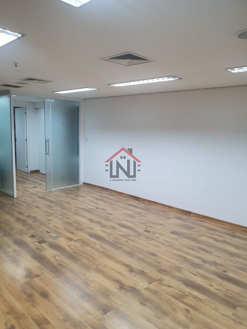 Excelente oportunidade de locação de conjunto comercial no Itaim Bibi, São Paulo-SP: 1 sala, 1 banheiro, 3 vagas de garagem, 1,00 m².