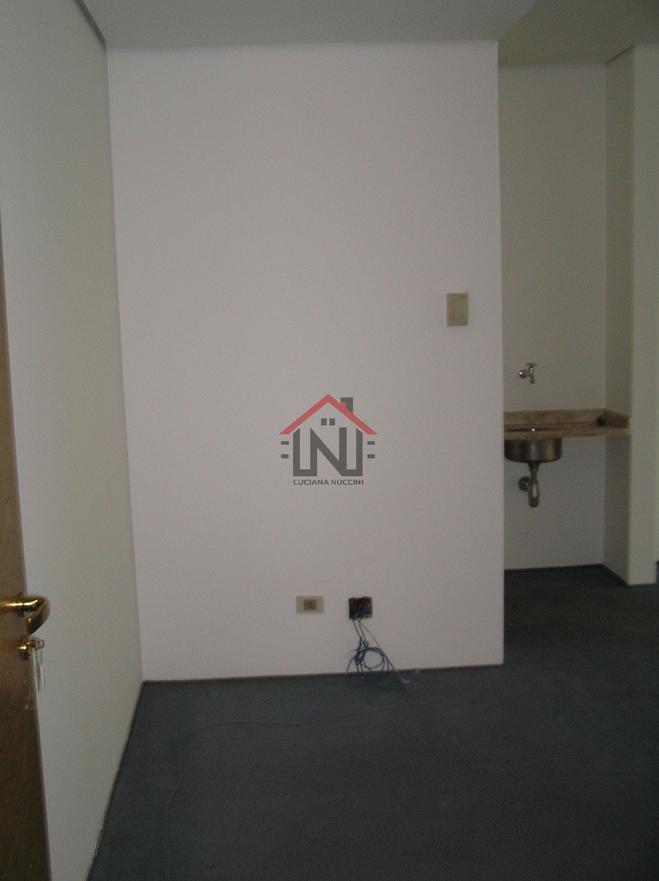 Conjunto Comercial para Locação na Cidade Monções - São Paulo-SP: 1 Sala, 1 Banheiro, 1 Vaga de Garagem!