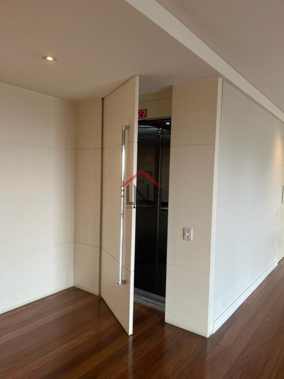 Imperdível oportunidade: apartamento de alto padrão com 3 su