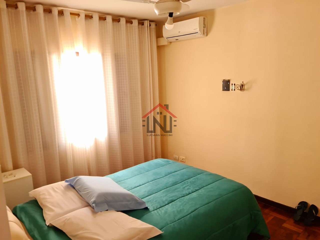 Imperdível: Casa à venda em São Paulo-SP, bairro Interlagos! 2 quartos, 1 suíte, 1 sala, 3 banheiros, 2 vagas, 80m². Confira!