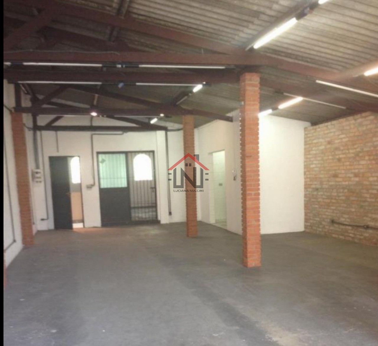 Aluguel de Galpão Comercial em São Paulo-SP, Bairro Catumbi: Sala, Banheiro e 250m² de Área!