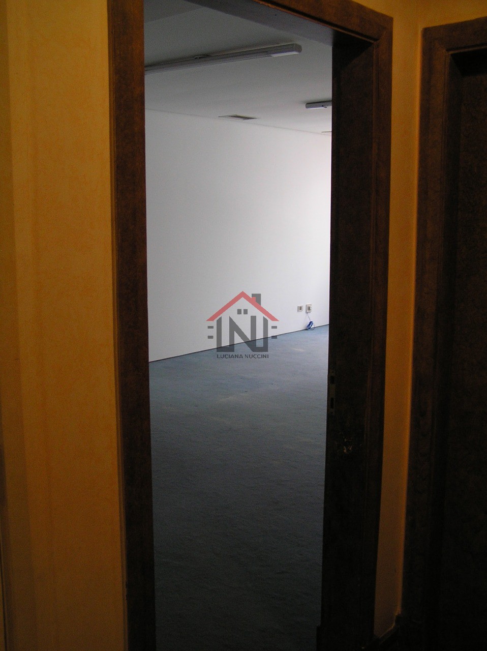 Conjunto Comercial para Locação na Cidade Monções - São Paulo-SP: 1 Sala, 1 Banheiro, 1 Vaga de Garagem!