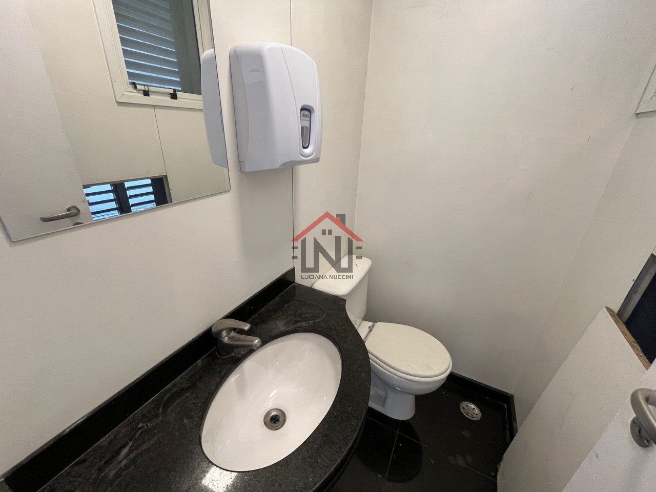 Conjunto Comercial de Alto Padrão na Bela Vista - 3 Salas, 2 Banheiros, 1 Vaga, 41 m² - São Paulo-SP