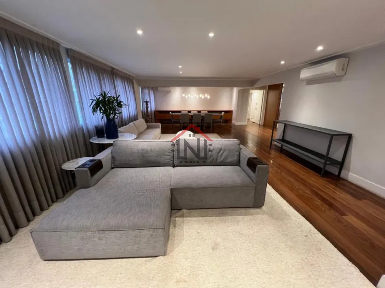 Excelente apartamento de 2 quartos, 1 suíte, 2 salas e 4 banheiros no Itaim Bibi, São Paulo-SP 175m² e 2 vagas de garagem