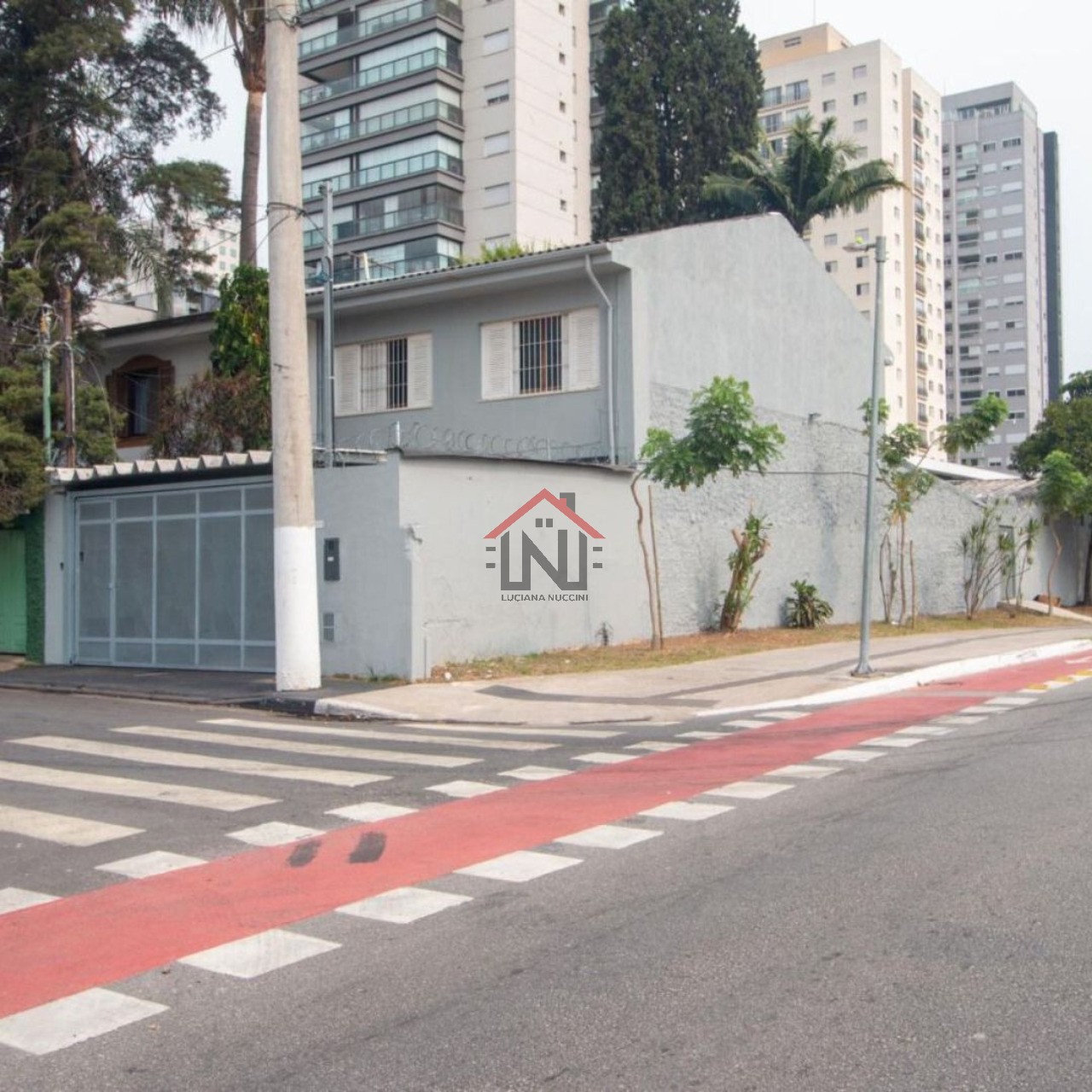 Aluguel de Casa Comercial em São Paulo-SP, Chácara Santo Antônio: 8 Salas, 3 Banheiros, 2 Vagas de Garagem, 220m² Área.