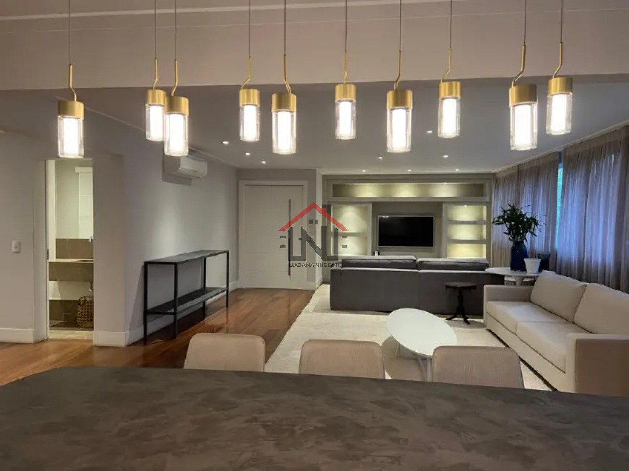 Excelente apartamento de 2 quartos, 1 suíte, 2 salas e 4 banheiros no Itaim Bibi, São Paulo-SP 175m² e 2 vagas de garagem