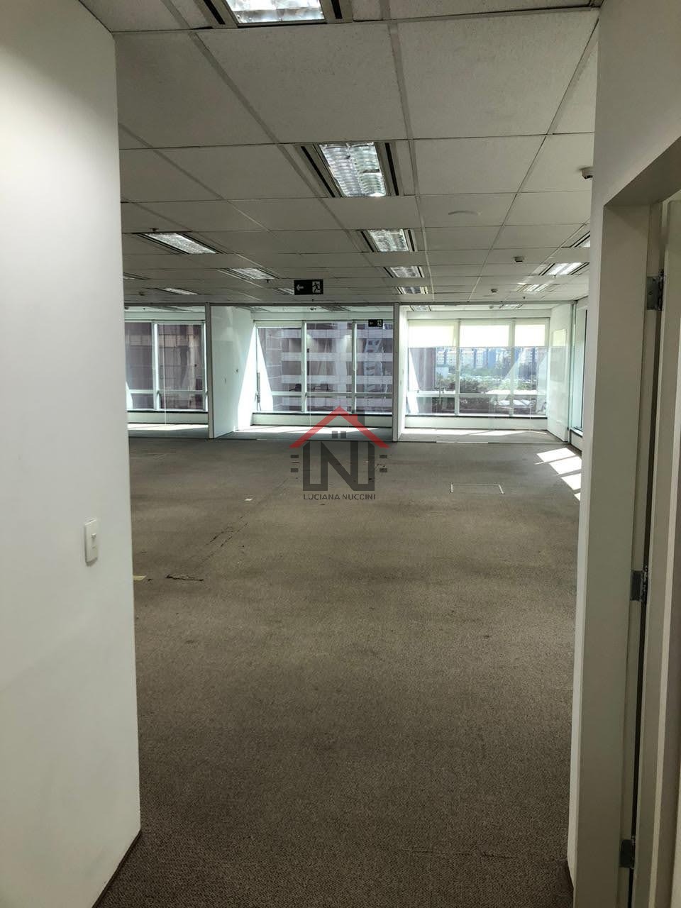 Conjunto Comercial para Locação na Cidade Monções, São Paulo-SP: 1 Sala, 1 Banheiro, 10 Vagas de Garagem, 330,73m².