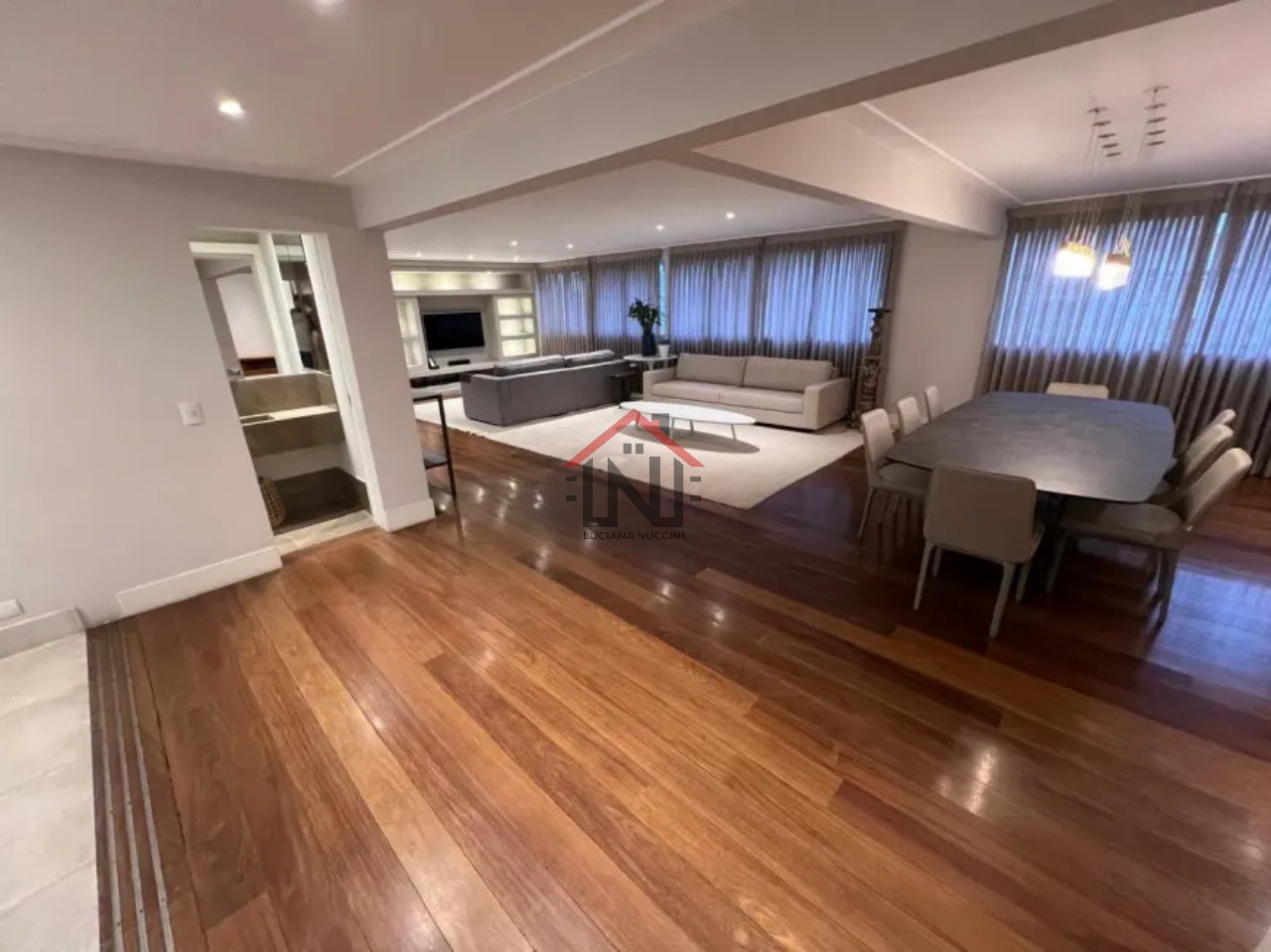 Excelente apartamento de 2 quartos, 1 suíte, 2 salas e 4 banheiros no Itaim Bibi, São Paulo-SP 175m² e 2 vagas de garagem
