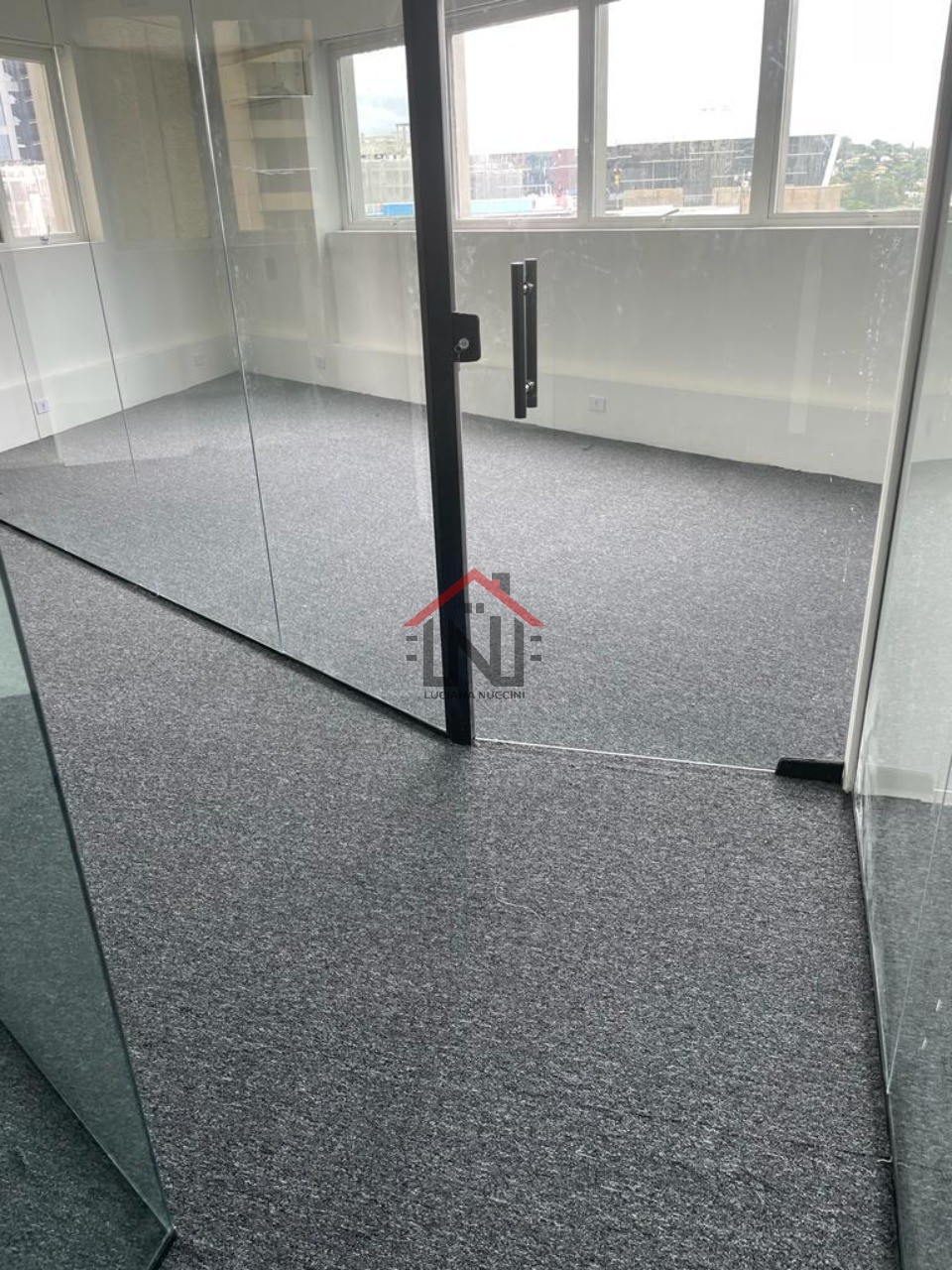 Conjunto comercial de alto padrão na Vila Olímpia: 1 sala, 4 banheiros, 4 vagas de garagem, 164m² - São Paulo-SP