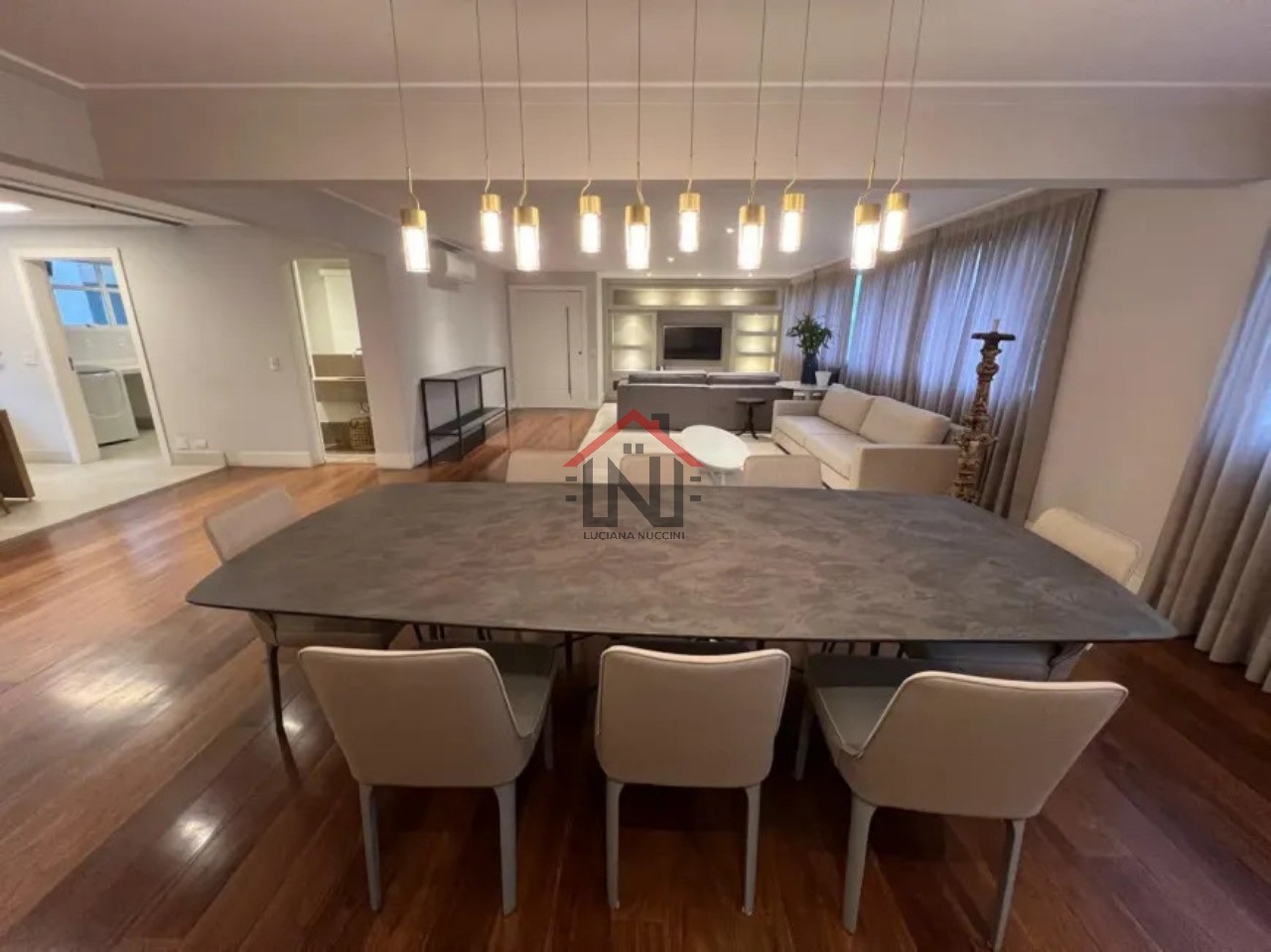 Excelente apartamento de 2 quartos, 1 suíte, 2 salas e 4 banheiros no Itaim Bibi, São Paulo-SP 175m² e 2 vagas de garagem
